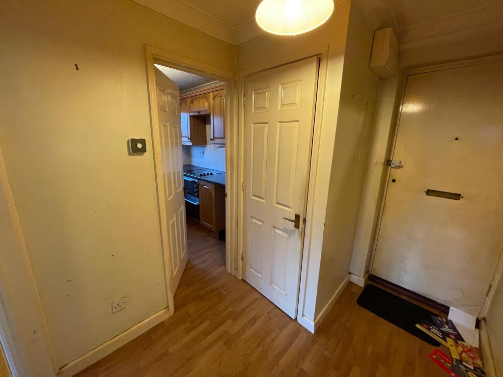 Lot: 99 - VACANT GROUND FLOOR ONE-BEDROOM FLAT IN ESSEX COASTAL TOWN - Private entrace hall with storage cupboard